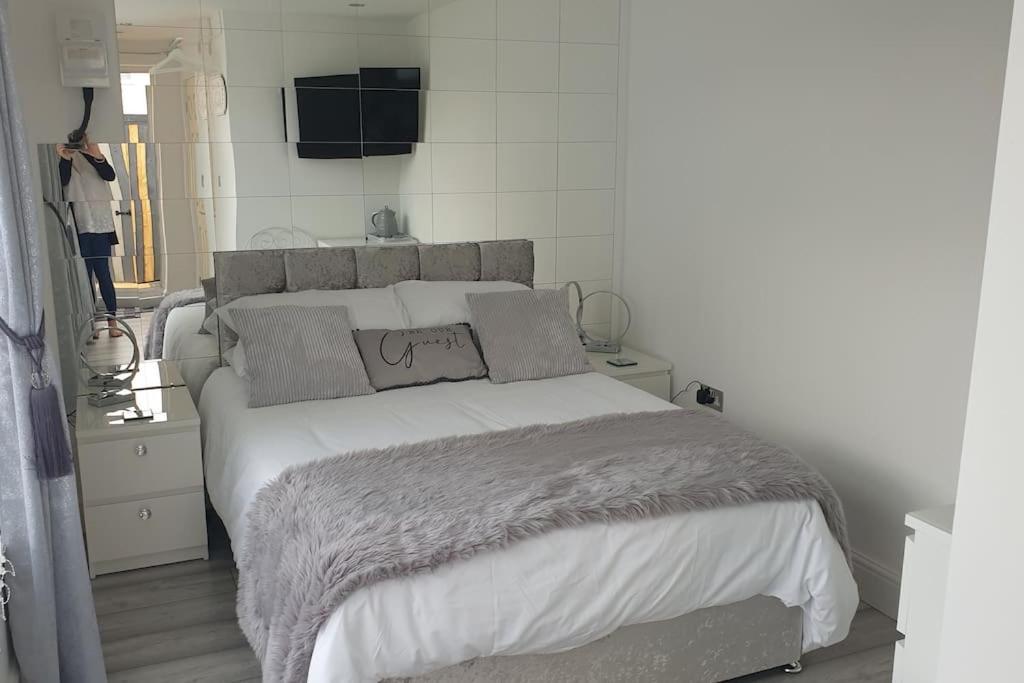 Near Liverpool Double Bedroom Hideaway Wirral Bagian luar foto