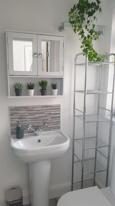 Near Liverpool Double Bedroom Hideaway Wirral Bagian luar foto