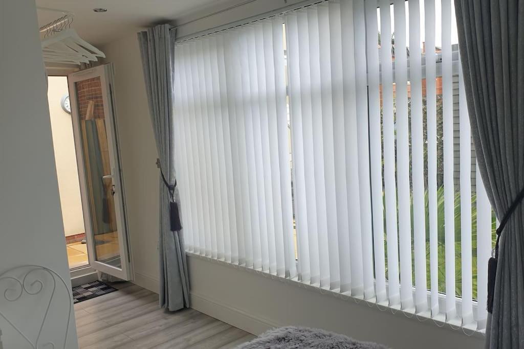 Near Liverpool Double Bedroom Hideaway Wirral Bagian luar foto